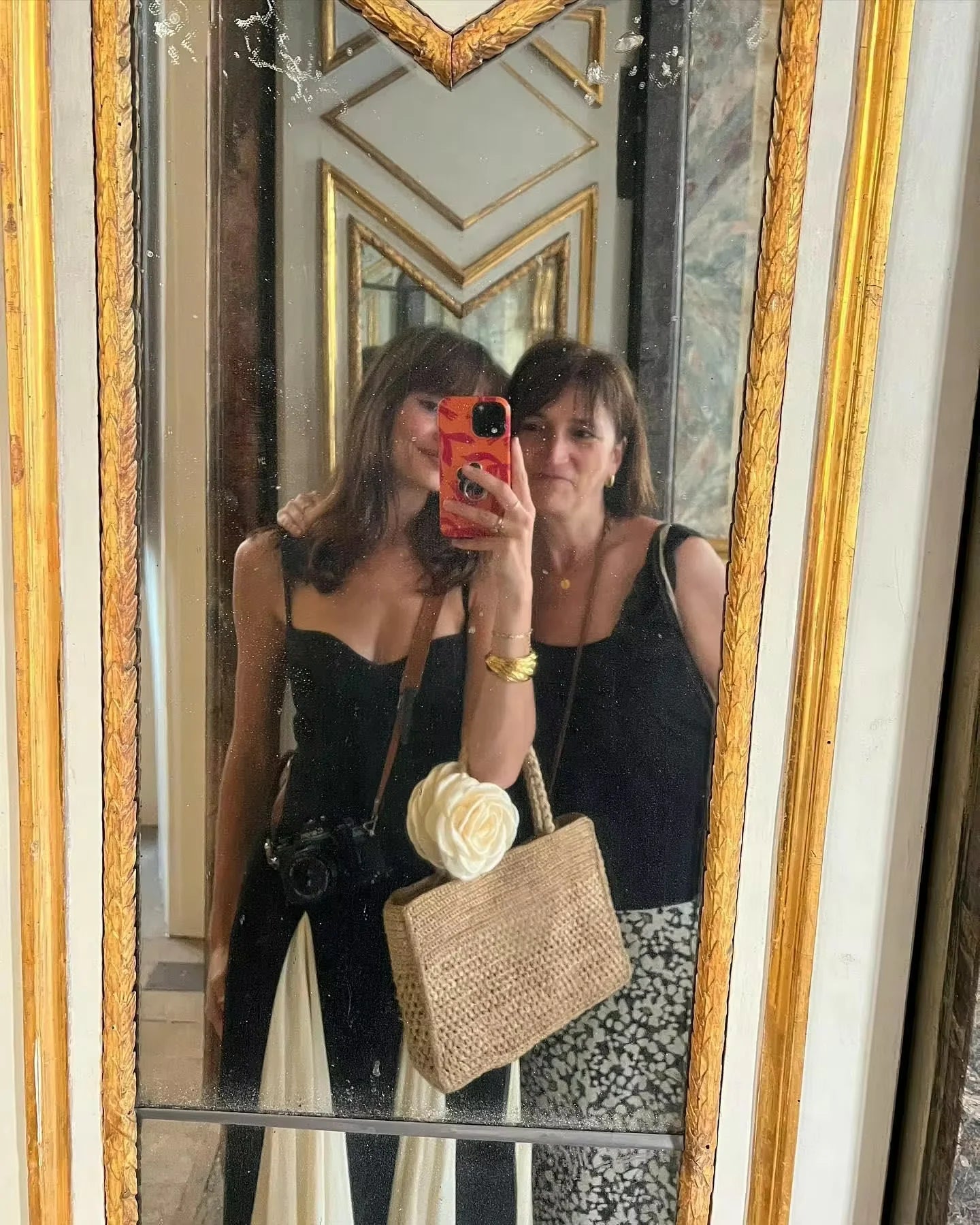 Lucia elbisesiyle annesiyle aynada poz